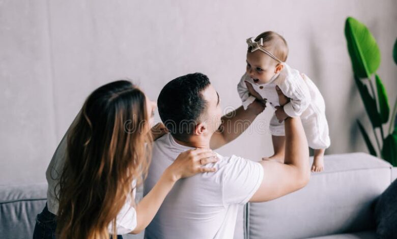 Dad viral photo breastfeeding newborn