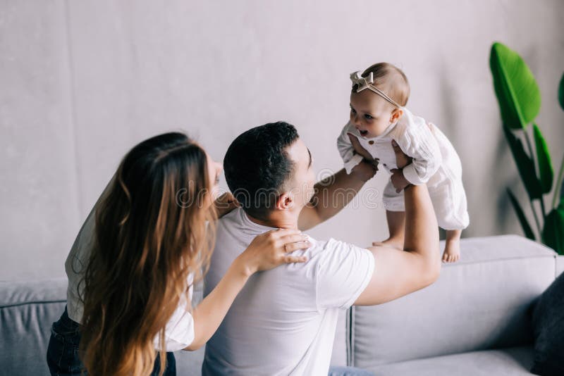 Dad viral photo breastfeeding newborn