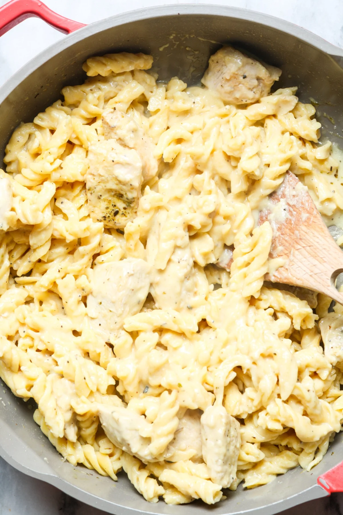 A Culinary Masterpiece: Quick Garlic Chicken Pasta Delights Weeknights