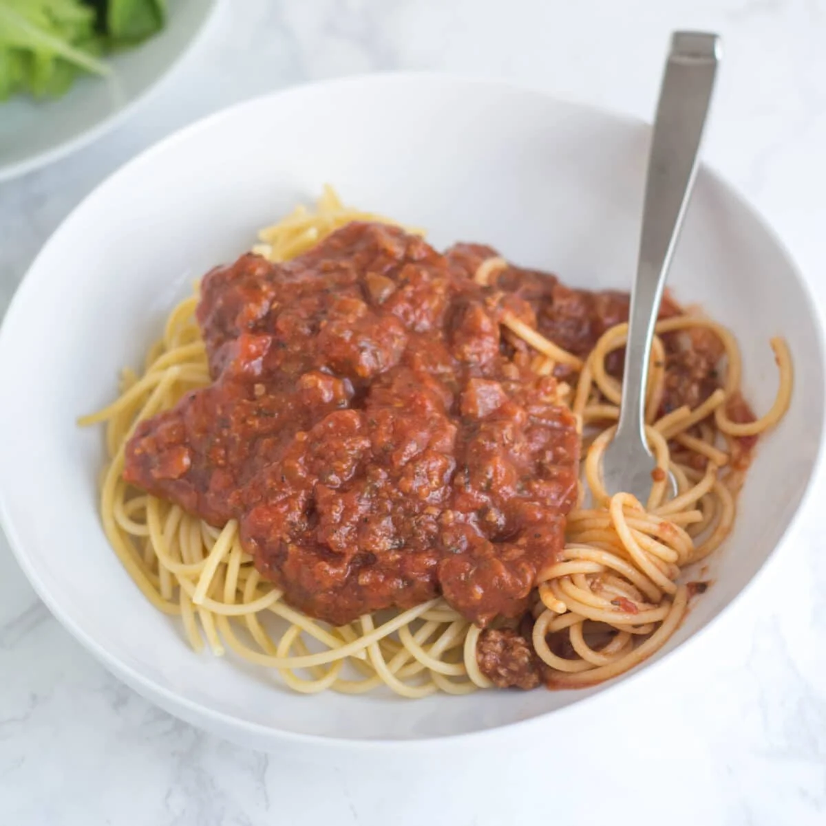 A Hearty and Comforting Meat Sauce: A Recipe for Family Gatherings and Freezer Stockpiles