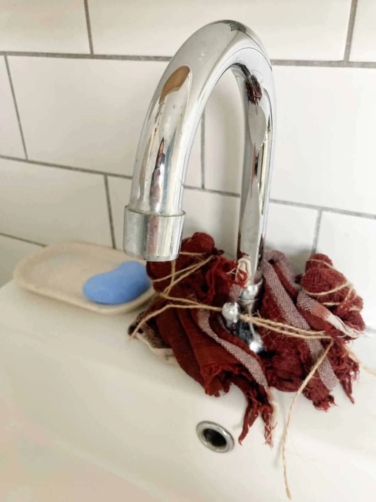 How to Remove Limescale from Taps Using White Vinegar: A Comprehensive Guide to Sustainable Household Maintenance